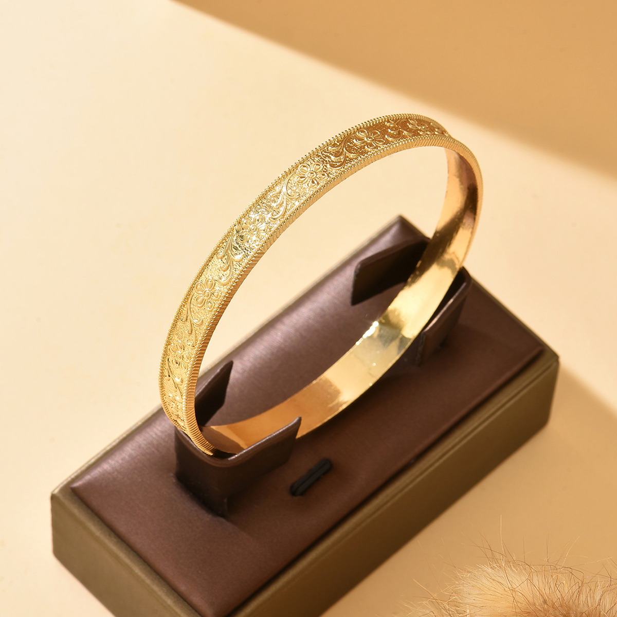 Men Accessories For Wrist - Złoty dodatek na rękę dla panny
